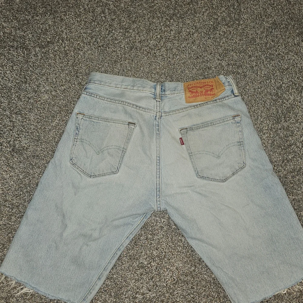 Levi's 501 Light Blue Denim Cutoff Shorts - Picture 2 of 2